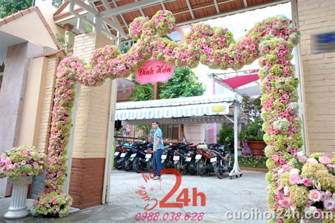 Dịch vụ cưới hỏi 24h trọn vẹn ngày vui chuyên trang trí nhà đám cưới hỏi và nhà hàng tiệc cưới | Cổng cưới hoa tươi long phụng hoành tráng màu hồng xanh lá